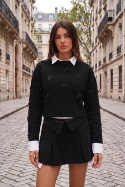 Maglione corto in maglia nera con dettaglio fiocco