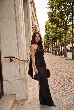 Vestido Maxi de Cetim Preto de Um Ombro Drapeado com Echarpe — Preto