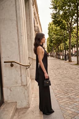 Vestido Maxi de Cetim Preto de Um Ombro Drapeado com Echarpe — Preto