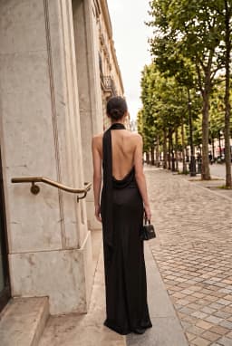 Vestido Maxi de Cetim Preto de Um Ombro Drapeado com Echarpe — Preto