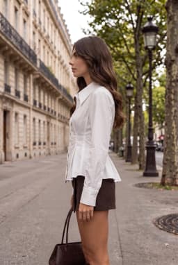 Taillierte weiße Peplum-Bluse mit Falten — Weiß