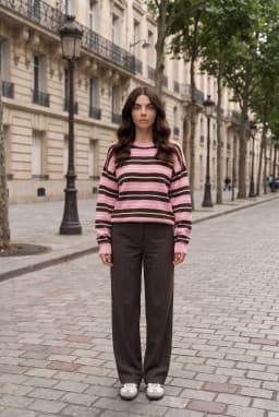 Rosa gestreifter Feinstrickpullover mit Rundhalsausschnitt — Rosa