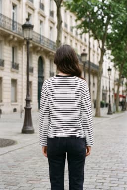 Sweatshirt Riscas Com Estampado Gráfico Manga Longa — Preto