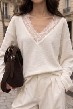 Weißer Feinstrickpullover mit V-Ausschnitt und Spitzendetail — Weiß