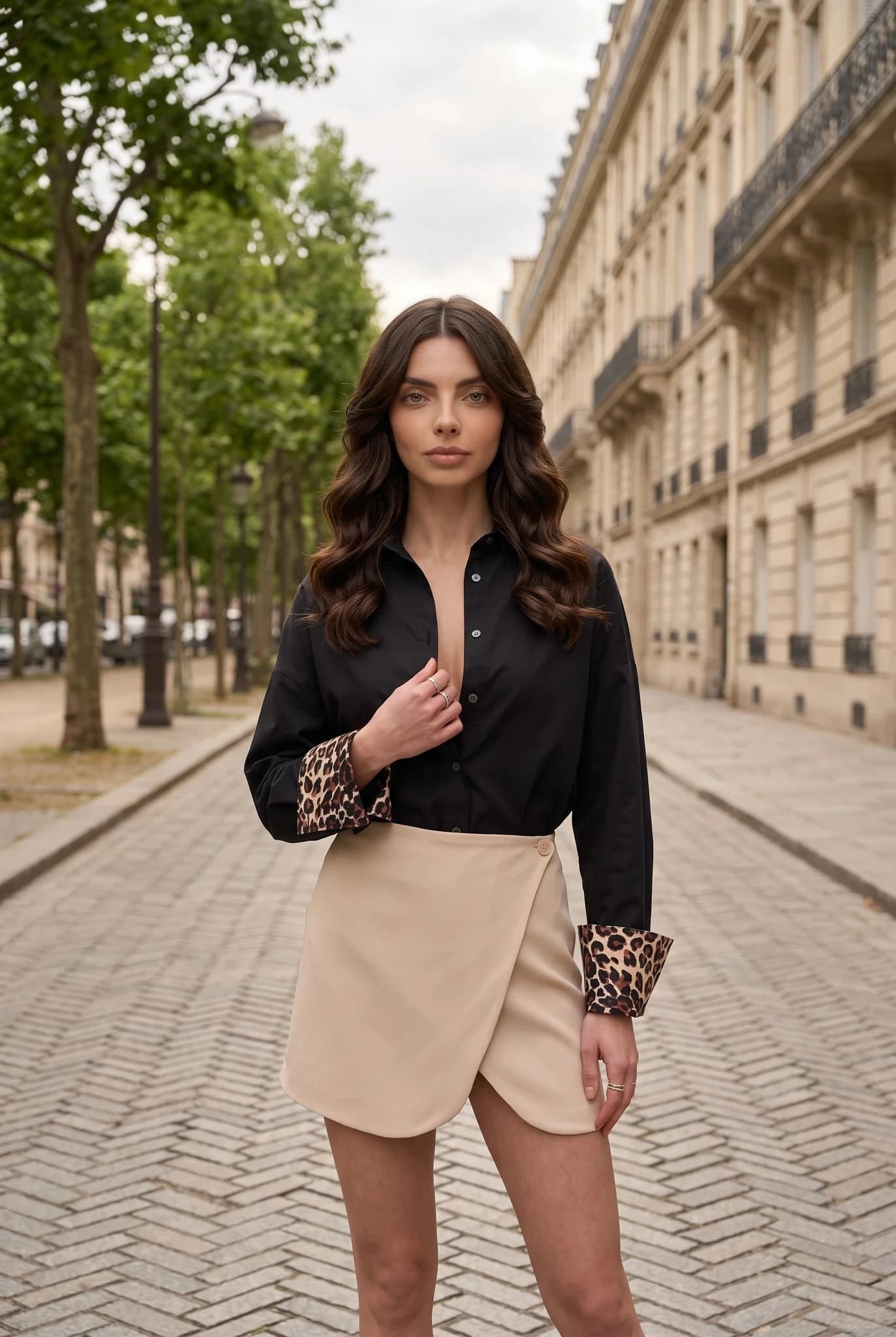 Mini-jupe Portefeuille Beige à Ourlet Arrondi et Bouton pour Femme