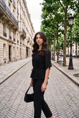 Blusa Feminina Preta Vazada Transparente com Amarração na Cintura e Acabamento Metalizado — Preto