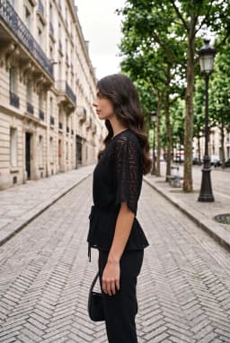 Blusa Feminina Preta Vazada Transparente com Amarração na Cintura e Acabamento Metalizado — Preto