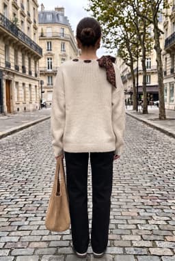 Stickad Tröja med Båtringning och Sjal-detalj för Dam — Beige