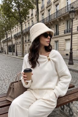Camisola de Malha Branca com Decote Barco e Detalhe Metálico para Mulher — Branco