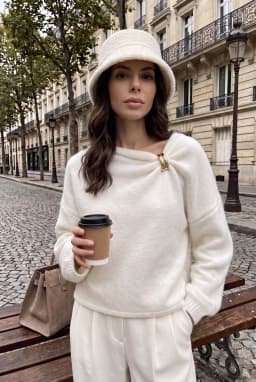 Camisola de Malha Branca com Decote Barco e Detalhe Metálico para Mulher — Branco