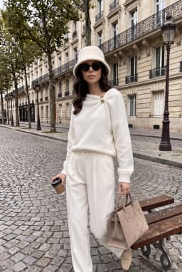 Camisola de Malha Branca com Decote Barco e Detalhe Metálico para Mulher — Branco