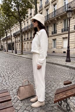 Camisola de Malha Branca com Decote Barco e Detalhe Metálico para Mulher — Branco