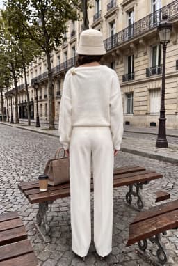 Camisola de Malha Branca com Decote Barco e Detalhe Metálico para Mulher — Branco