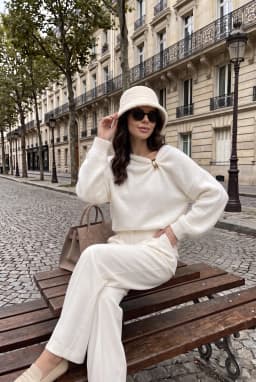 Camisola de Malha Branca com Decote Barco e Detalhe Metálico para Mulher — Branco
