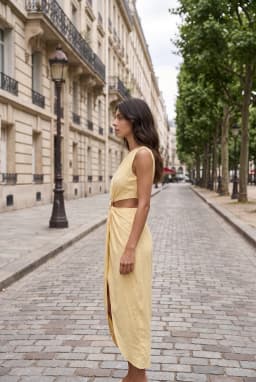 Gelbes Leinen-Maxikleid mit Cutout und Schlitz — Gelb