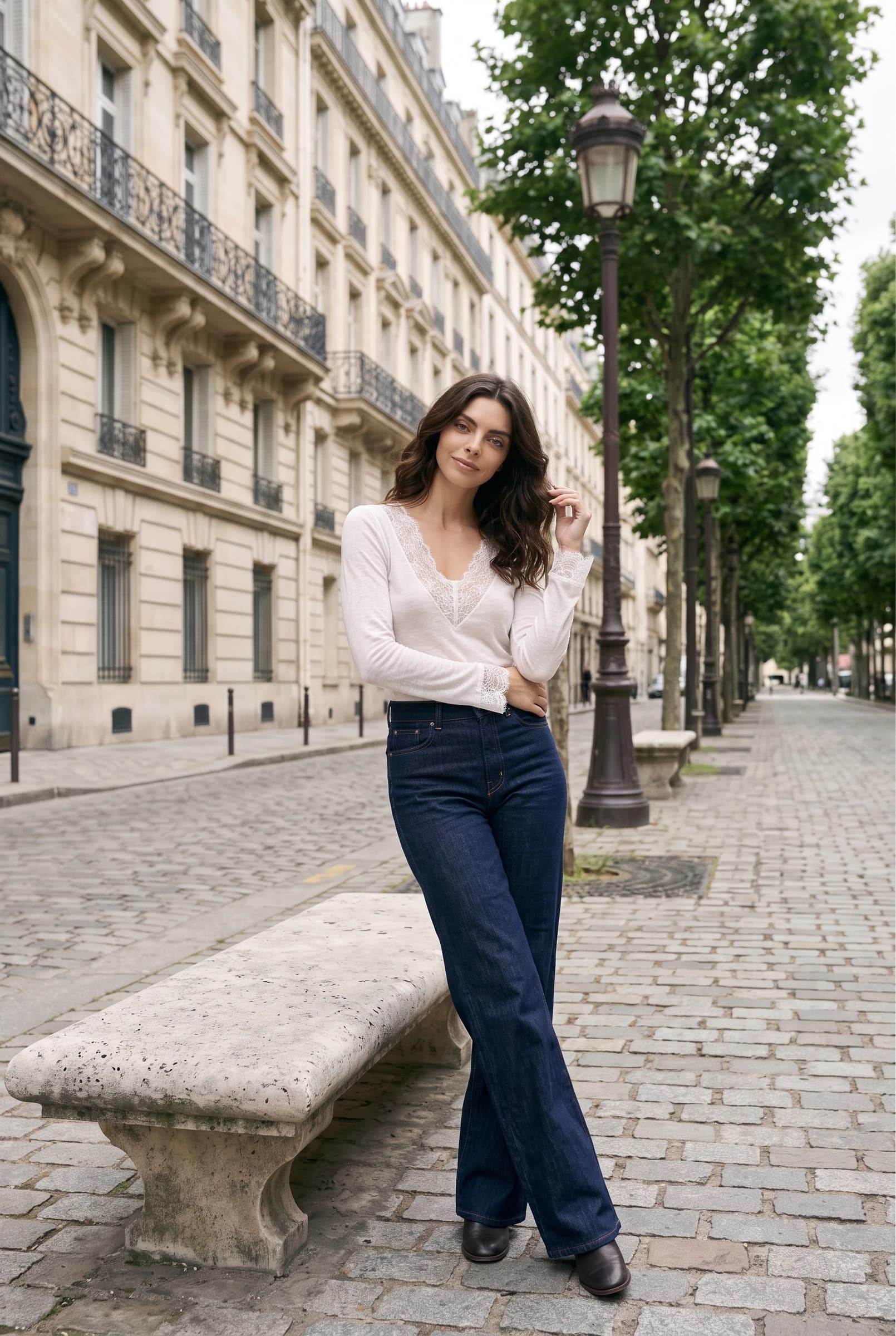 Blouse à col en V et manches longues, noire et blanche, avec des détails en dentelle transparente